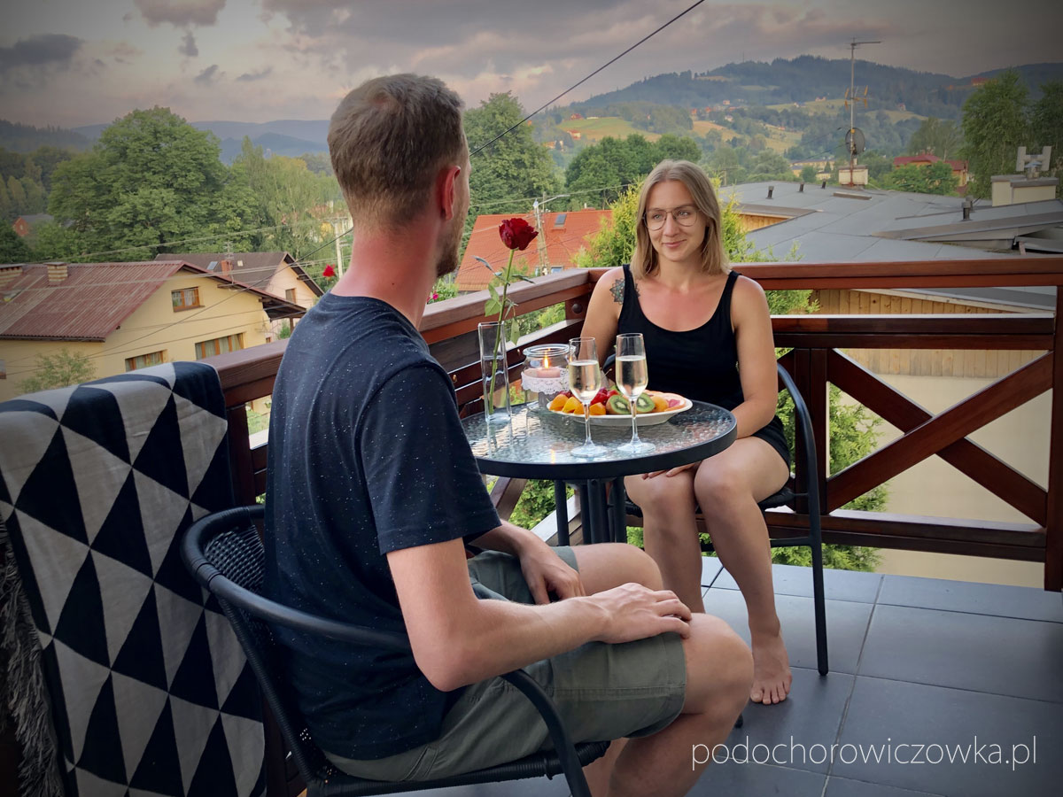 Para spędzająca wieczór na tarasie